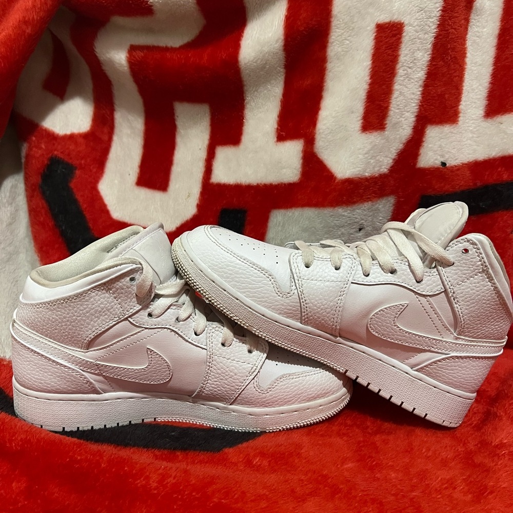 Air Jordan 1 Mid GS ‘Triple White’